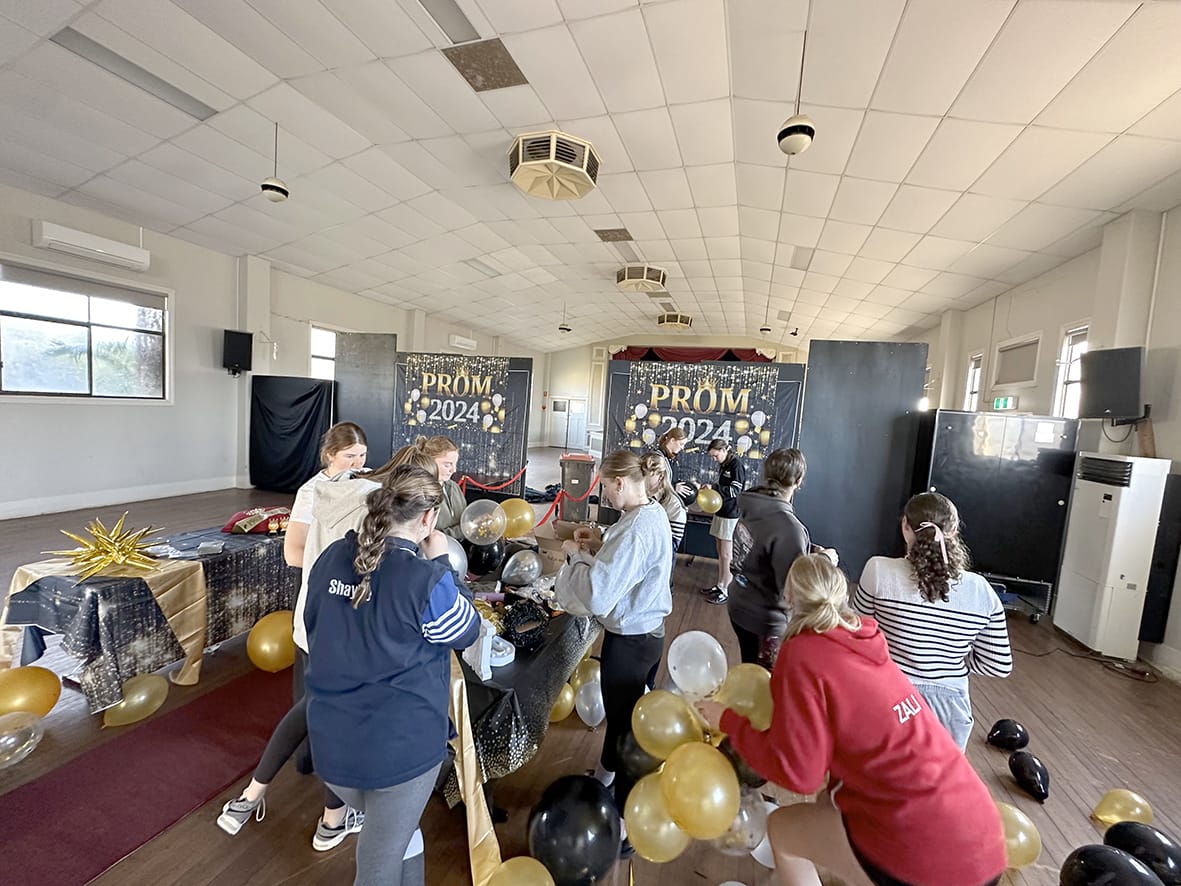 Buloke Steering Committee Members from Birchip, Sea Lake and Nullawil setting up.