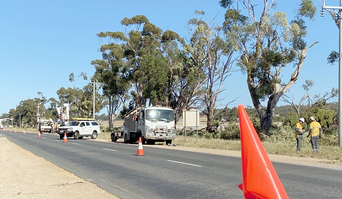 The Borung Highway near the Vale of Avoca exit was filled with activity last Thursday as power 
lines were reconnected and power was restored following an extensive outage.