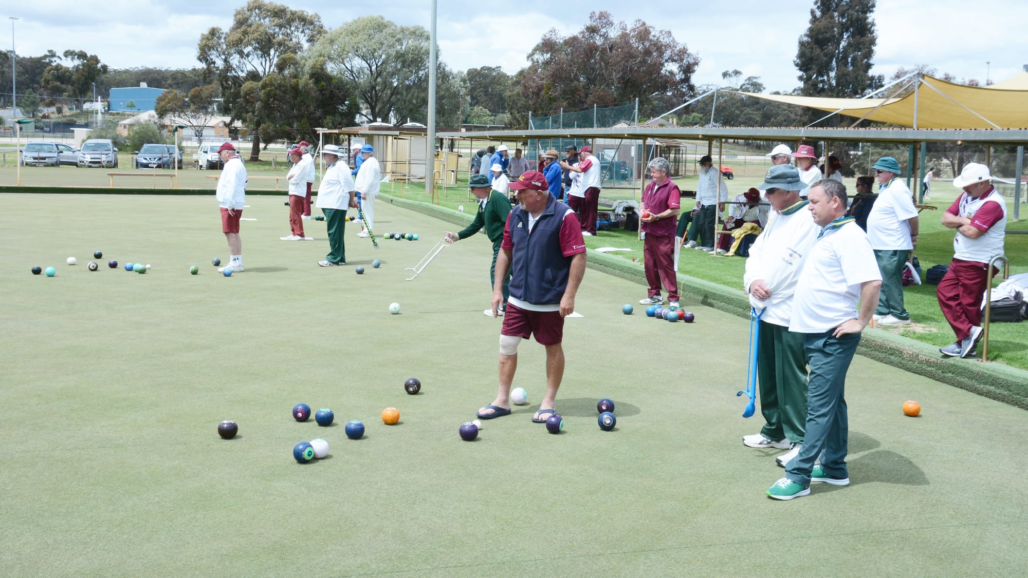 Bowlers Conquer Unseasonal Conditions