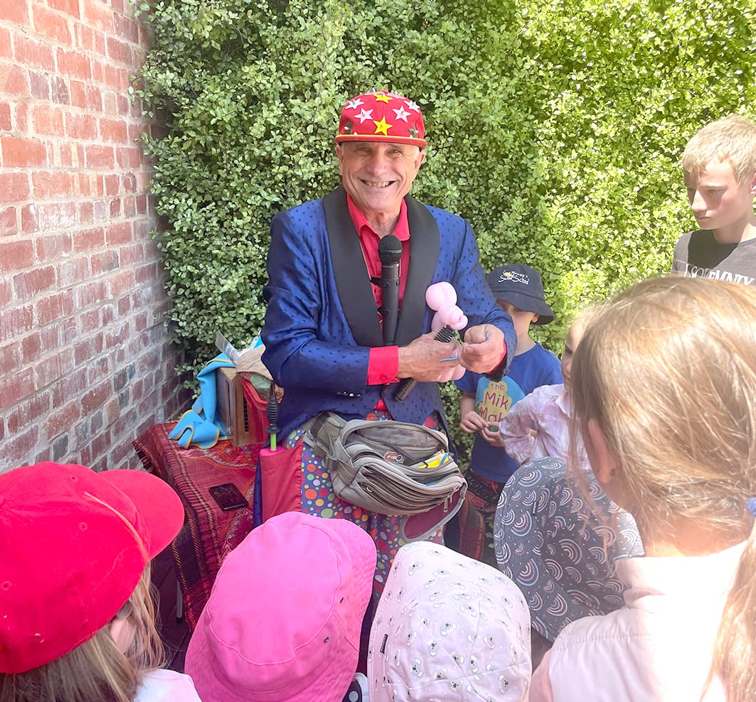 Balloonatic Bruce Charms the Children
