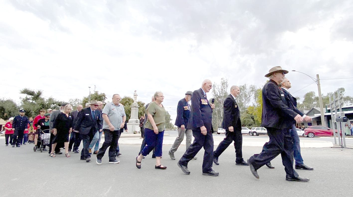 Under grey skies the ANZAC parade heads off down High Street to the applause of onlookers and with the accompaniment of the Charlton / Wycheproof Community Band.