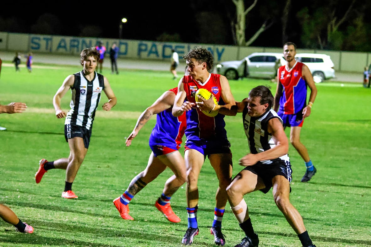 Saints Struggle Against Magpies