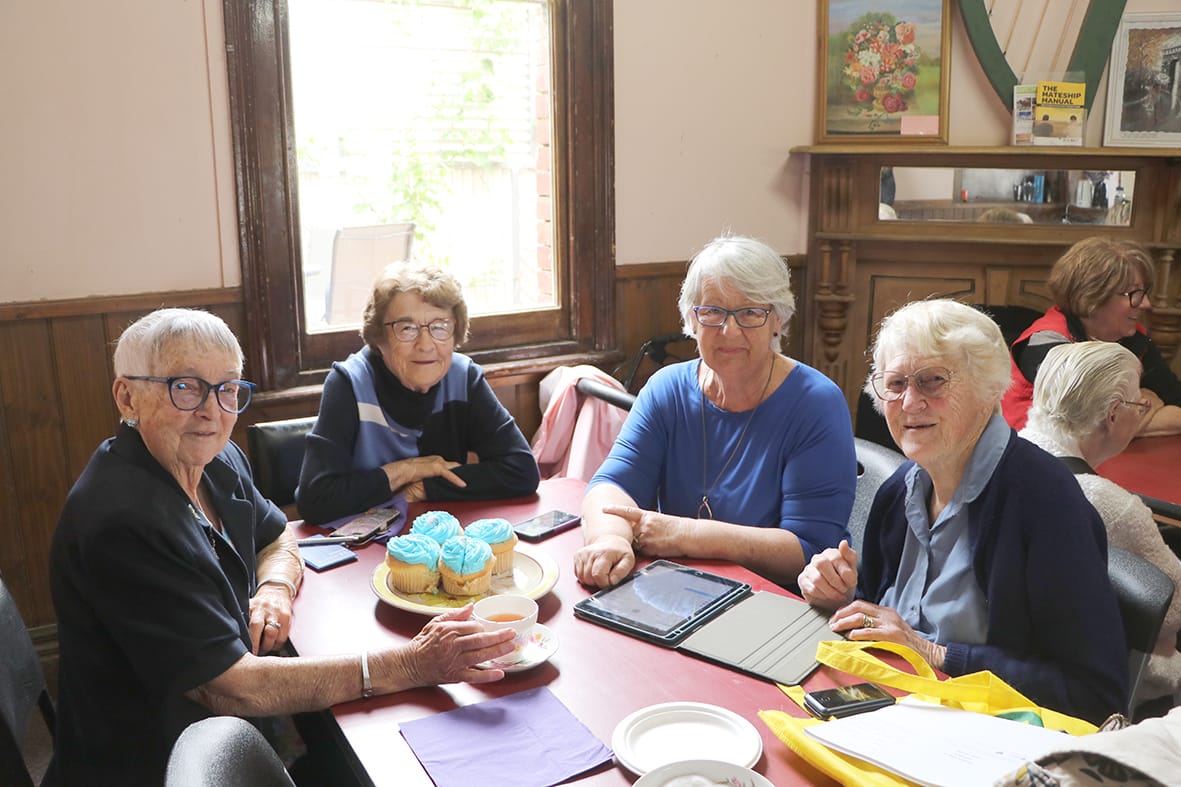 Beryl Fietz, Pat Colbert, Lynda Rumbold and Dorothy Reid getting some digital support.
