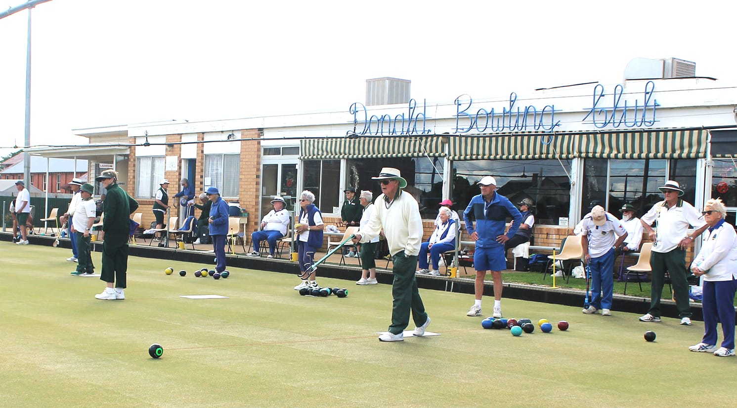 Donald Golf  Overcomes Donald