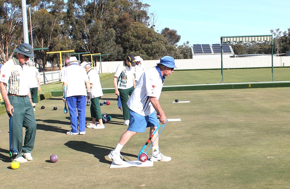 Donald Golf Bowlers Win the Local Derby post image