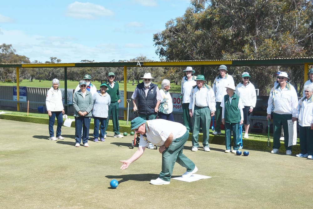 Golf Bowlers Loosen Up post image