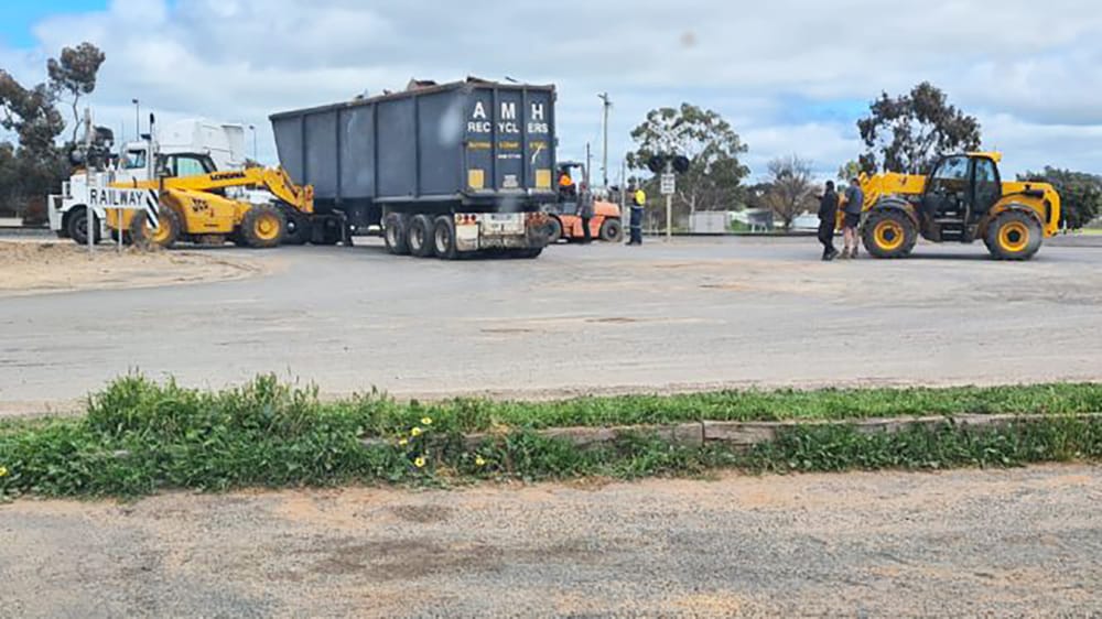 Co-operation Clears Racecourse Road Blockage post image