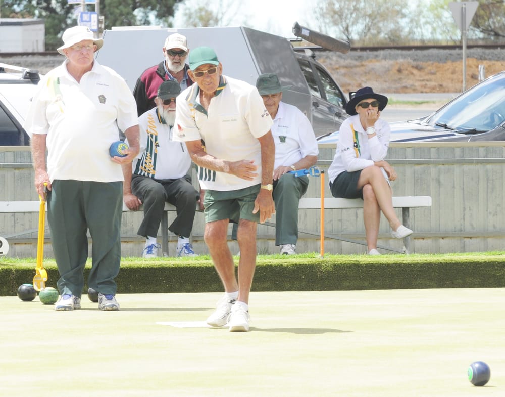 Golf Bowlers Unseat Saints post image